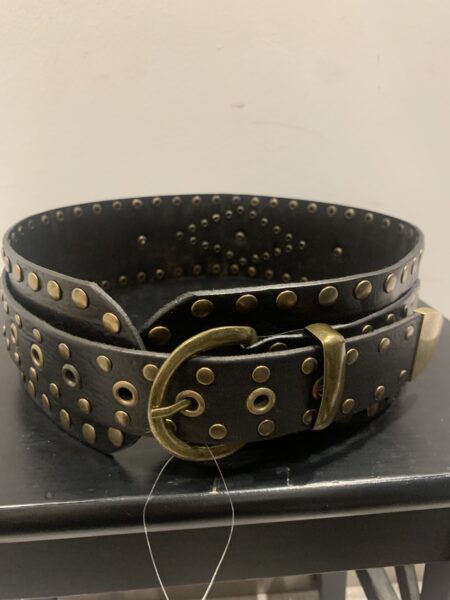 Cinturón de piel ancho con tachuelas negro