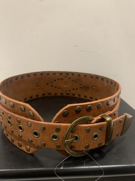 Cinturón de piel ancho con tachuelas camel