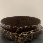 Cinturón de piel ancho con tachuelas marrón