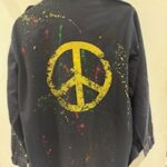 Camisa militar azul marino tuneada con pintura y símbolo de la paz