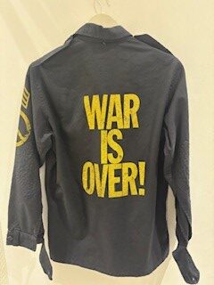 Camisa tipo militar war is over