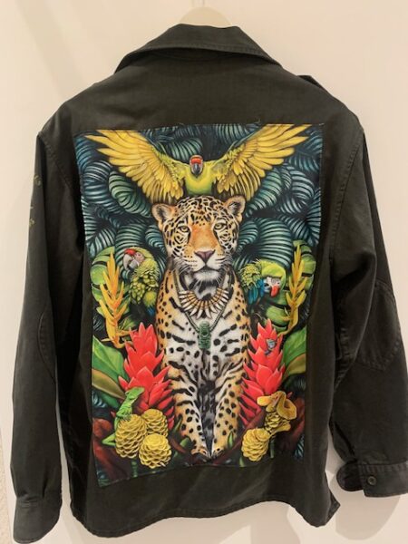 Camisa tipo militar verde kaki con gran parche en la espalda