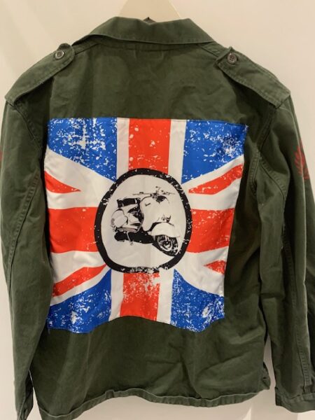 Camisa tipo militar verde kaki con gran parche de la bandera inglesa en la espalda