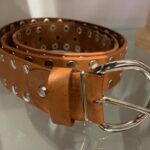 Cinturón de piel camel con tachuelas nuevo