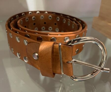 Cinturón de piel camel con tachuelas nuevo