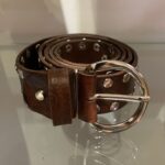 Cinturón de piel marrón con tachuelas nuevo