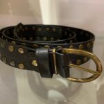 Cinturón nuevo negro de piel con tachuelas