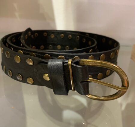 Cinturón nuevo negro de piel con tachuelas