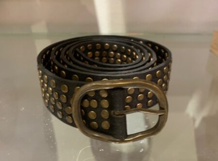 Cinturón estrecho nuevo negro de piel con muchas tachuelas