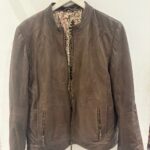 Cazadora de piel marrón pinzas hombro