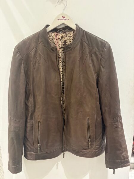 Cazadora de piel marrón pinzas hombro