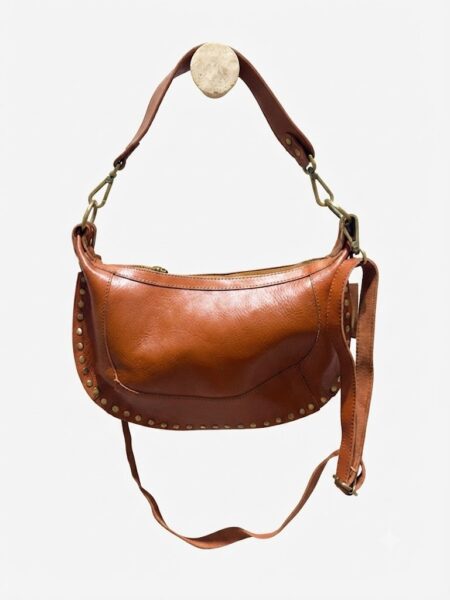 Bolso de piel con tachuelas